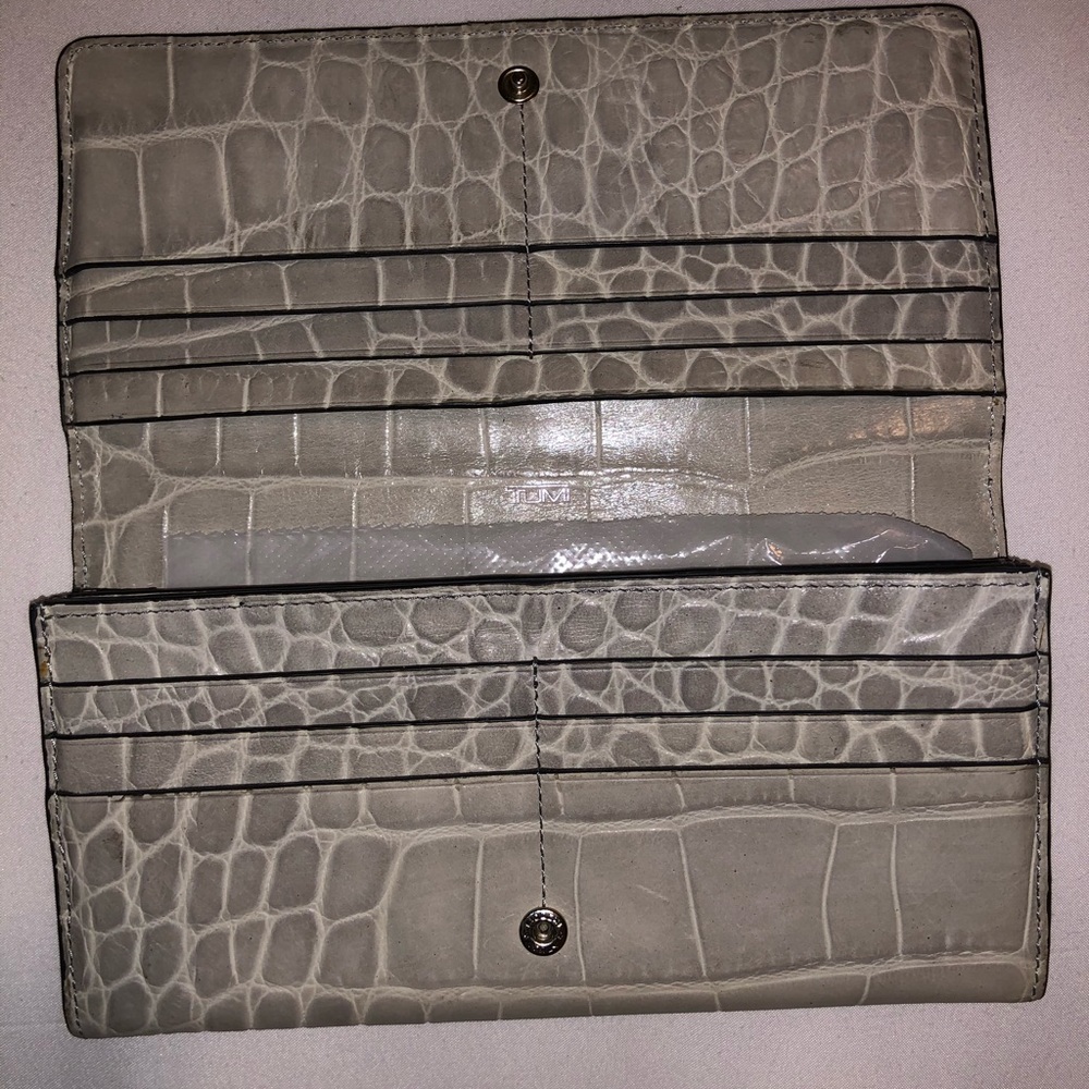 Tumi Wallet Light Grey 🤩 - Picture 2 of 8